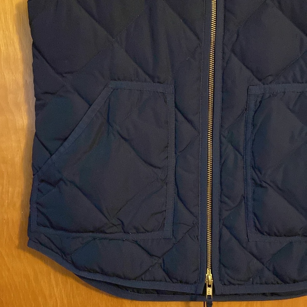 J.Crew Excursion Down Puffer Vest Navy Blue Quilted Zip Pocket Preppy Women’s XS - Picture 5 of 10